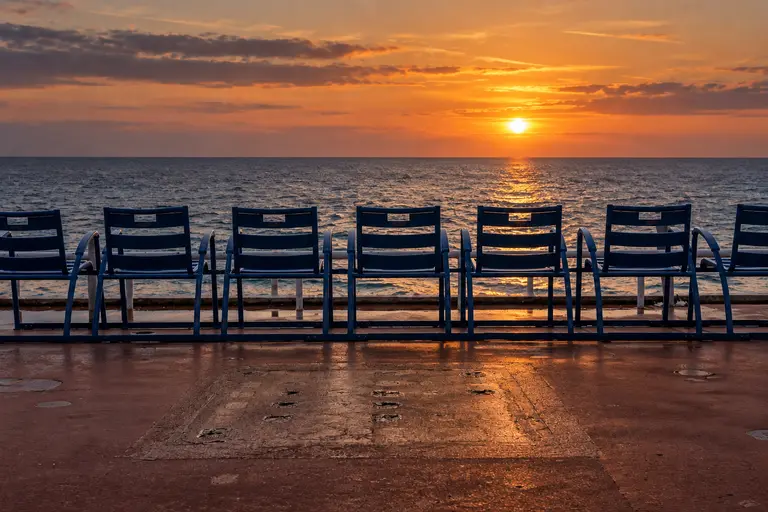 Chaises bleues face à la mer sur la promenade des Anglais